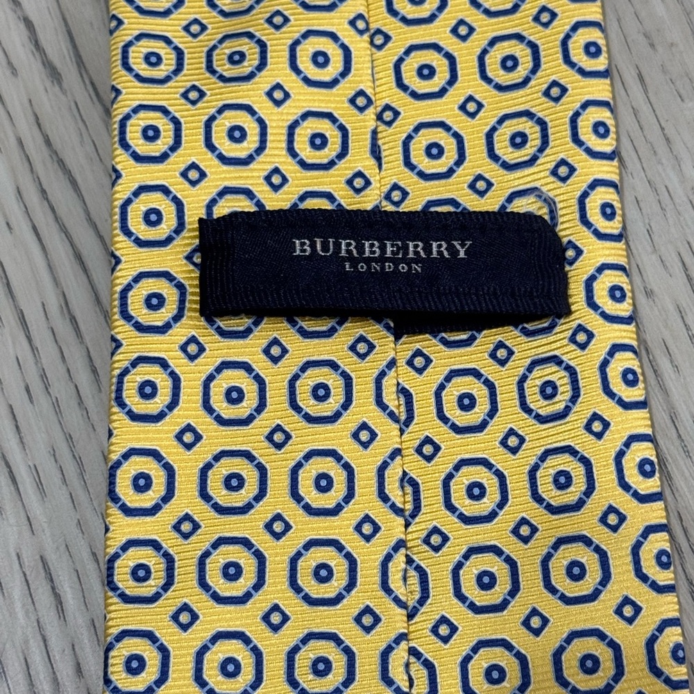NEW BURBERRY LONDON 100% SILK Yellow Geometric Print Tie - Made In Italy $245 - Picture 2 of 10